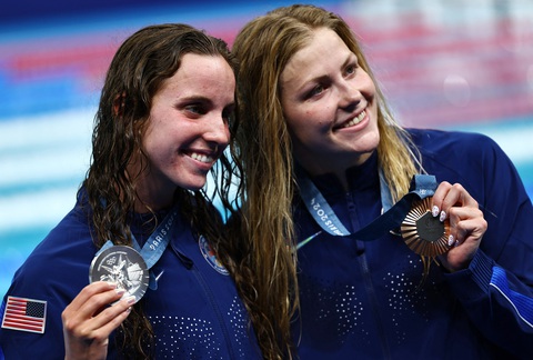 Bơi lội Mỹ là 'vua về nhì' ở Olympic 2024- Ảnh 1. Regan Smith và Berkoff Katharine ngậm ngùi