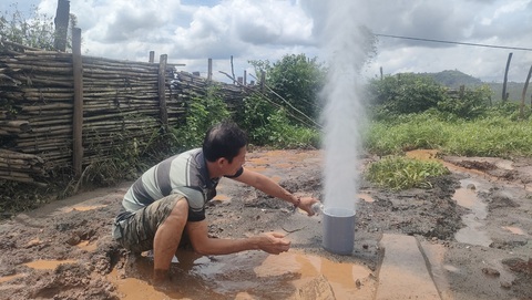 Cột nước kèm khí phun cao cả chục mét sau động đất mạnh tại Kon Tum- Ảnh 1. Cột nước kèm theo dòng khí phun trào rất mạnh qua miệng giếng khoan của gia đình ông Đàm Xuân Hòa - Ảnh: K.L.