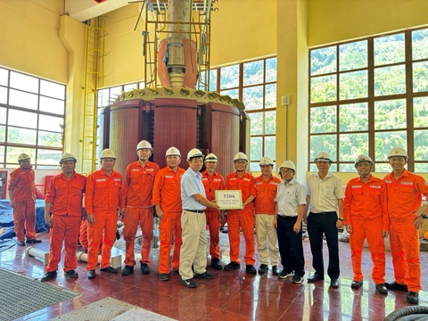 Vượt tiến độ đại tu tổ máy H1 thủy điện Sông Bung 2- Ảnh 3. Ông Lưu Ngọc Mai Phi - chủ tịch HĐQT AVC (thứ 8 từ phải qua) cùng các TV HĐQT, Ban TGĐ AVC thăm, động viên cán bộ, kỹ sư, công nhân đang đại tu tổ máy H1 - Ảnh: Lê Lãm