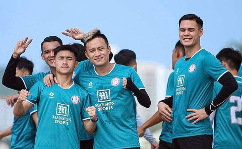 Trung vệ Adriano Schmidt gia nhập CLB TP.HCM- Ảnh 2. Adriano Schmidt (bìa phải) cùng các cầu thủ TP.HCM tập huấn tại Vũng Tàu - Ảnh: CAO TOÀN