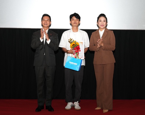Đạo diễn Ninh Lê (giữa) nhận giải Đạo diễn xuất sắc cho phim Cánh diều bay lưng trời - Ảnh: BTC Lý Hải lại chung sân khấu với Thanh Thúy sau mấy chục năm- Ảnh 2.