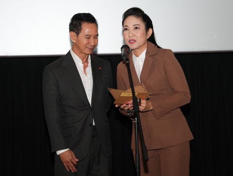 Đạo diễn Lý Hải và NSND Thanh Thúy, phó giám đốc Sở Văn hóa và Thể thao TP.HCM, trao giải cho cuộc thi phim ngắn - Ảnh: BTC Lý Hải lại chung sân khấu với Thanh Thúy sau mấy chục năm- Ảnh 1.