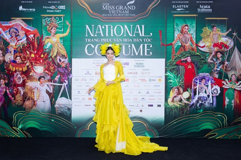 Dàn hoa, á hậu 'trẩy hội' thảm đỏ National Costume MGVN 2024- Ảnh 8. Á hậu Bùi Khánh Linh nổi bật với sắc vàng trang phục Bắc Bộ truyền thống. Bên cạnh đó, phụ kiện tóc hoa mai cách điệu cũng gây ấn tượng.