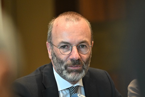 Chủ tịch EPP Manfred Weber vừa gửi thư cho chủ tịch Hội đồng châu Âu Charles Michel về lo ngại an ninh từ chính sách thị thực của Hungary - Ảnh: AFP Hungary nới lỏng thị thực cho người Nga, EU liền lo gián điệp- Ảnh 1.