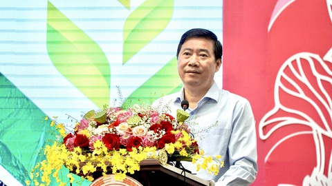 VCCI: Hơn 72% doanh nghiệp khu vực Đồng bằng sông Cửu Long chịu tác động của thiên tai- Ảnh 2. Ông Phạm Thiện Nghĩa - chủ tịch UBND tỉnh Đồng Tháp - cho rằng hội thảo có ý nghĩa đặc biệt khi các tỉnh thành đang triển khai thực hiện đề án 1 triệu ha lúa chất lượng cao, phát thải thấp - Ảnh: ĐẶNG TUYẾT