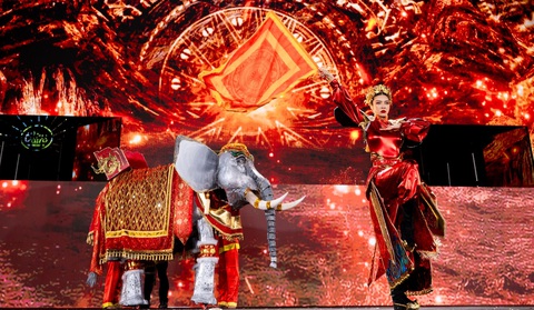 Bộ trang phục Trưng Vương của nhà thiết kế Nguyễn Huy Hoàng - Ảnh: BTC Ban tổ chức Miss Grand Vietnam 2024 xin lỗi vì nhầm lẫn câu trích dẫn lịch sử- Ảnh 2.
