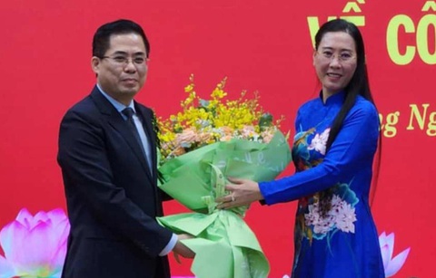 Ông Nguyễn Hoàng Giang được giới thiệu bầu làm chủ tịch UBND tỉnh Quảng Ngãi- Ảnh 2. Bà Bùi Thị Quỳnh Vân, bí thư Tỉnh ủy Quảng Ngãi, trao hoa chúc mừng ông Nguyễn Hoàng Giang - Ảnh: TRẦN MAI