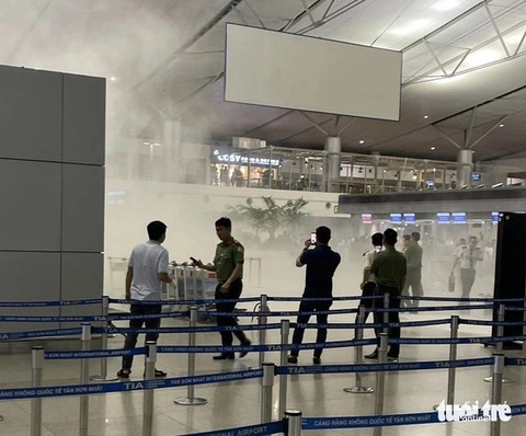 Pin dự phòng của hành khách bốc cháy ở ga quốc tế sân bay Tân Sơn Nhất- Ảnh 2. Đến rạng sáng 31-7, an ninh sân bay Tân Sơn Nhất đã khắc phục đám cháy, rà soát hiện trường. Vụ việc không ảnh hưởng nhiều đến khai thác tại nhà ga - Ảnh: CTV