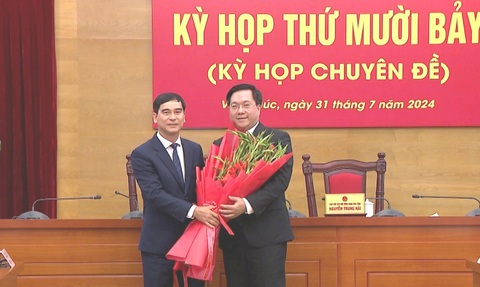 Ông Trần Duy Đông được bầu làm chủ tịch tỉnh Vĩnh Phúc- Ảnh 1. Ông Dương Văn An, bí thư Tỉnh ủy Vĩnh Phúc, tặng hoa chúc mừng ông Trần Duy Đông - Ảnh: ANH QUÂN