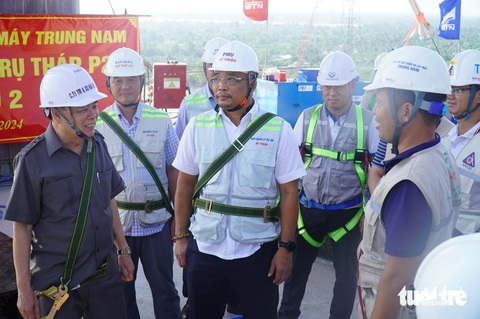 Cầu Rạch Miễu 2 căng cáp dây văng đầu tiên- Ảnh 5. Ông Trần Ngọc Tam - chủ tịch UBND tỉnh Bến Tre (bìa trái) - gửi lời cảm ơn đến các kỹ sư, công nhân tại dự án cầu Rạch Miễu 2 - Ảnh: MẬU TRƯỜNG