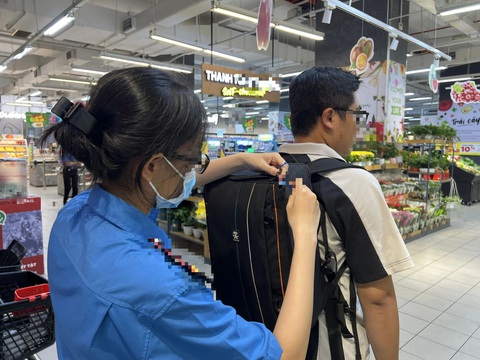 Vào siêu thị bị khóa ba lô túi xách, nên hay không?- Ảnh 1. Vào siêu thị bị khóa ba lô túi xách, nên hay không?- Ảnh 1.