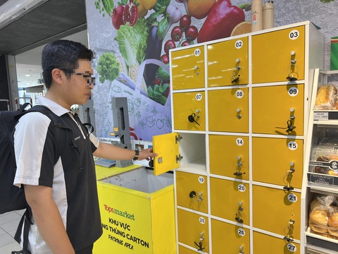 Vào siêu thị bị khóa ba lô túi xách, nên hay không?- Ảnh 3. Thông thường, các siêu thị thường để một chiếc tủ có nhiều hộc, có chìa khóa riêng ở trước siêu thị, để khách gửi ba lô, túi xách - Ảnh: XUÂN ĐOÀN