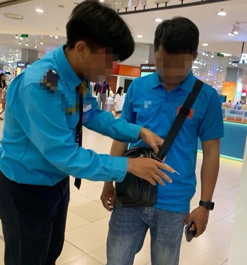 Vào siêu thị bị khóa ba lô túi xách, nên hay không?- Ảnh 2. Những chiếc túi xách nhỏ của khách vào siêu thị bị khóa lại bằng dây chuyên dụng - Ảnh: HỮU DUY