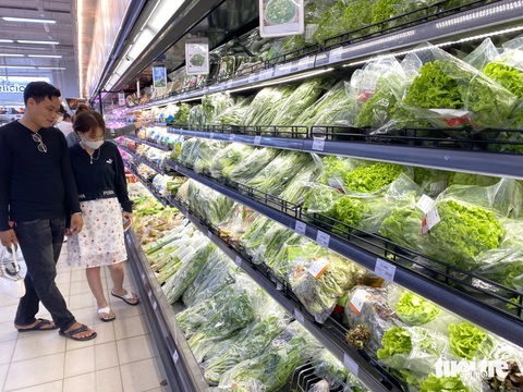 Giá nông sản Đà Lạt tăng cao do mưa kéo dài cả tháng- Ảnh 3. Nông sản Đà Lạt bán tại siêu thị - Ảnh: M.V.