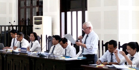 Vụ đòi ‘lại quả’ 33%: Cựu chủ tịch quận ở Đà Nẵng bị đề nghị mức án 10-11 năm tù- Ảnh 3. Luật sư bào chữa cho các bị cáo - Ảnh: ĐOÀN CƯỜNG