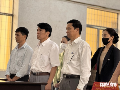 Các bị cáo từng là lãnh đạo, cán bộ CDC Đắk Lắk tại phiên toà - Ảnh: TRUNG TÂN Các bị cáo từng là lãnh đạo, cán bộ CDC Đắk Lắk tại phiên tòa - Ảnh: TRUNG TÂN