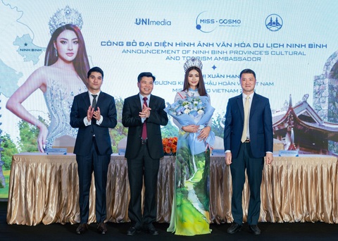 Công bố Bùi Thị Xuân Hạnh trở thành đại diện hình ảnh văn hóa, du lịch tỉnh Ninh Bình - Ảnh: BTC Người đẹp Miss Cosmo 2024 diễn thời trang ở quần thể di sản thế giới Tràng An- Ảnh 1.