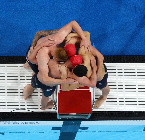 Olympic Paris 2024: Những khoảnh khắc ấn tượng trên đường đua xanh- Ảnh 6. Các vận động viên của tuyển bơi Anh ăn mừng chiến thắng ở nội dung 4 x 200m tiếp sức tự do nam - Ảnh: REUTERS
