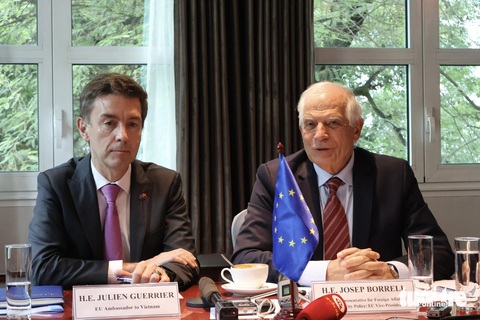 Đại diện cấp cao EU/Phó Chủ tịch EC Josep Borrell (bìa phải) và Đại sứ EU tại Việt Nam Julien Guerrier trong buổi gặp gỡ báo chí sáng 31-7 tại Hà Nội - Ảnh: THANH HIỀN Đại diện cấp cao EU/Phó chủ tịch EC Josep Borrell (bìa phải) và Đại sứ EU tại Việt Nam Julien Guerrier trong buổi gặp gỡ báo chí sáng 31-7 tại Hà Nội - Ảnh: THANH HIỀN