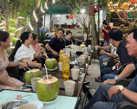 Đợi thành công mới đi họp lớp, hay năm nào cũng họp?- Ảnh 4. Họp lớp ôn lại những kỷ niệm tuổi học trò là niềm vui của thế hệ 7X - Ảnh: NVCC