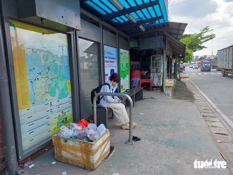 Trạm xe buýt ở TP.HCM thành nơi đổ rác, cơ quan quản lý nói gì?- Ảnh 3. Chị N.T.T. (22 tuổi, ngụ TP.HCM) đang chờ xe buýt tại trạm Trường đại học Nông Lâm TP.HCM trong trạng thái mệt mỏi, bên cạnh là một thùng xốp đầy ắp rác. “Tôi không hiểu sao trạm xe buýt lại có thùng rác như vậy, rất mất mỹ quan và ô nhiễm”, chị T. nói - Ảnh: ĐÌNH KHẢI