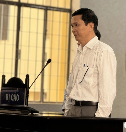 Giám đốc CDC Đắk Lắk nói mình không nhận tiền từ Công ty Việt Á - Ảnh: TRUNG TÂN Tại tòa, cựu giám đốc CDC Đắk Lắk nói không nhận tiền hối lộ của Việt Á- Ảnh 2.