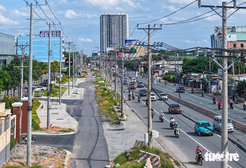 Quốc lộ 13 Bình Dương đã mở rộng nhưng vẫn nằm chờ di dời lưới điện- Ảnh 4. Quốc lộ 13 Bình Dương đã mở rộng nhưng vẫn nằm chờ di dời lưới điện- Ảnh 4.