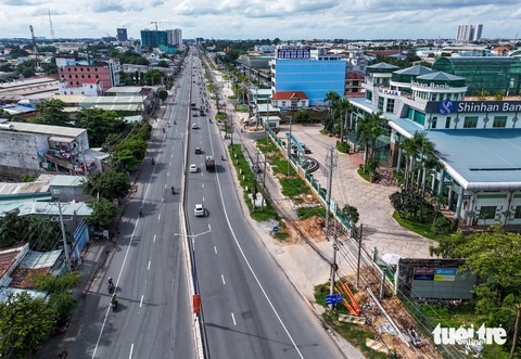 Quốc lộ 13 Bình Dương đã mở rộng nhưng vẫn nằm chờ di dời lưới điện- Ảnh 9. Quốc lộ 13 dự kiến được mở rộng từ 6 lên 8 làn xe với chiều rộng là 40,5m - Ảnh: CHÂU TUẤN