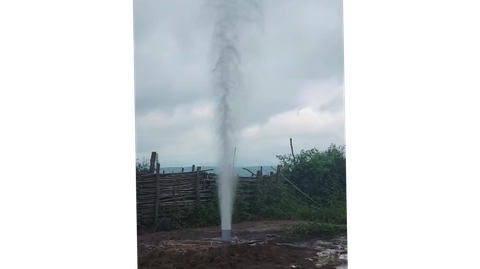 Cột nước kèm khí phun cao cả chục mét sau động đất mạnh tại Kon Tum- Ảnh 2. Cột nước phun trào rất mạnh theo dòng khí từ lòng đất tại miệng giếng khoan- Ảnh: R.H.