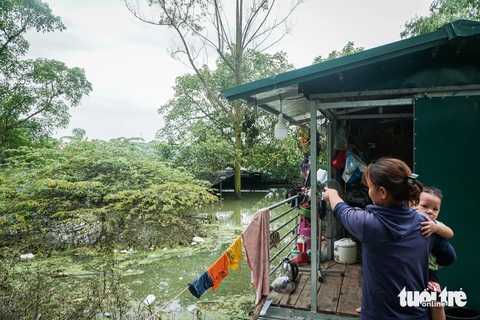 Về rốn lũ Chương Mỹ chứng kiến người Hà Nội ở nhà phao, đi thuyền trên phố- Ảnh 6. Về rốn lũ Chương Mỹ chứng kiến người Hà Nội ở nhà phao, đi thuyền trên phố- Ảnh 6.