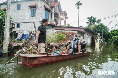 Về rốn lũ Chương Mỹ chứng kiến người Hà Nội ở nhà phao, đi thuyền trên phố- Ảnh 13. Về rốn lũ Chương Mỹ chứng kiến người Hà Nội ở nhà phao, đi thuyền trên phố- Ảnh 13.