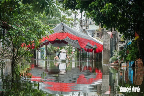 Về rốn lũ Chương Mỹ chứng kiến người Hà Nội ở nhà phao, đi thuyền trên phố- Ảnh 14. Một rạp đám cưới bị nước lũ ngập quá nửa - Ảnh: PHẠM TUẤN