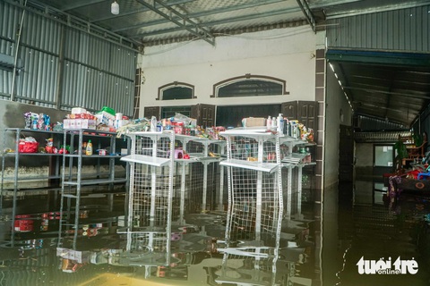 Về rốn lũ Chương Mỹ chứng kiến người Hà Nội ở nhà phao, đi thuyền trên phố- Ảnh 20. Về rốn lũ Chương Mỹ chứng kiến người Hà Nội ở nhà phao, đi thuyền trên phố- Ảnh 20.