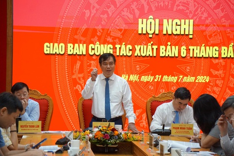Phó Ban Tuyên giáo Trung ương Phan Xuân Thủy (giữa) phát biểu chỉ đạo tại hội nghị - Ảnh: T.ĐIỂU Tổng giám đốc Nhà xuất bản Giáo Dục: 'Làm sách giáo khoa hầu như không có lãi'- Ảnh 1.