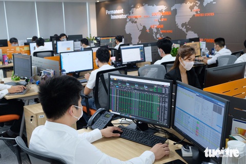 Khối ngoại giảm tỉ lệ sở hữu cổ phiếu xuống mức thấp nhất một thập kỷ- Ảnh 1. Nhà đầu tư cá nhân trong nước chủ động mua cổ phiếu. Trong ảnh: tại một công ty chứng khoán phía Nam - Ảnh: BÔNG MAI