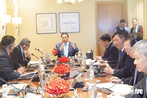 Tập đoàn dầu khí lớn nhất Ấn Độ đề nghị tham gia thăm dò khai thác dầu khí tại Việt Nam- Ảnh 1. Thủ tướng chủ trì cuộc làm việc với Tập đoàn Phát triển hành lang công nghiệp quốc gia của Ấn Độ (NICDC) - đơn vị thuộc Bộ Công Thương Ấn Độ - Ảnh: NGỌC AN