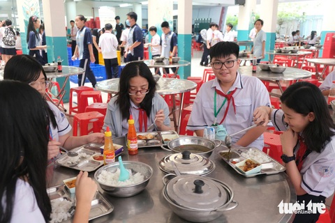 Kiến nghị gỡ vướng trong hoạt động bếp ăn, bãi giữ xe trường học ở TP.HCM- Ảnh 1. Ban Văn hóa - Xã hội HĐND TP.HCM kiến nghị UBND TP.HCM nghiên cứu, có ý kiến chỉ đạo Sở Tài chính và các sở, ngành, cơ quan có liên quan tìm giải pháp, tham mưu các biện pháp tháo gỡ khó khăn, vướng mắc của ngành giáo dục và đào tạo trong việc tổ chức dịch vụ căng tin, bếp ăn, bãi giữ xe - Ảnh minh họa: NGỌC PHƯỢNG