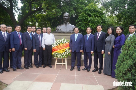 Thủ tướng: Nhiều người trẻ viếng Tổng Bí thư thể hiện lòng yêu nước, trách nhiệm với Tổ quốc- Ảnh 1. Thủ tướng Phạm Minh Chính và đoàn đại biểu dâng hoa tại tượng Chủ tịch Hồ Chí Minh ở thủ đô New Delhi - Ảnh: NGỌC AN