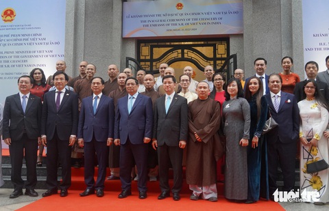 Thủ tướng: Nhiều người trẻ viếng Tổng Bí thư thể hiện lòng yêu nước, trách nhiệm với Tổ quốc- Ảnh 4. Thủ tướng: Nhiều người trẻ viếng Tổng Bí thư thể hiện lòng yêu nước, trách nhiệm với Tổ quốc- Ảnh 4.
