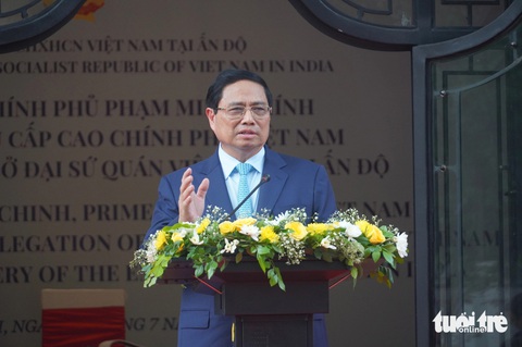 Thủ tướng: Nhiều người trẻ viếng Tổng Bí thư thể hiện lòng yêu nước, trách nhiệm với Tổ quốc- Ảnh 2. Thủ tướng chia sẻ tại Đại sứ quán Việt Nam ở Ấn Độ - Ảnh: NGỌC AN