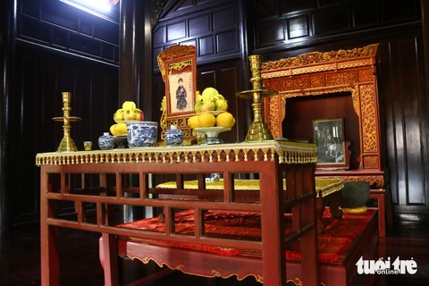 Cận cảnh nơi an nghỉ của vị vua triều Nguyễn chỉ ở ngôi 3 ngày- Ảnh 5. Án thờ vua Duy Tân bên trong điện Long Ân ở An Lăng - Ảnh: NHẬT LINH