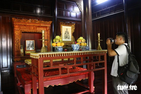 Cận cảnh nơi an nghỉ của vị vua triều Nguyễn chỉ ở ngôi 3 ngày- Ảnh 6. Án thờ vua Thành Thái bên trong điện Long Ân ở An Lăng - Ảnh: NHẬT LINH