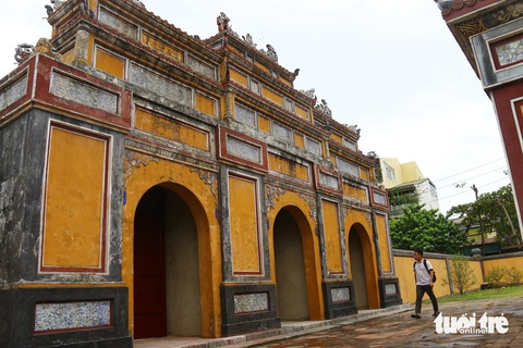 Cận cảnh nơi an nghỉ của vị vua triều Nguyễn chỉ ở ngôi 3 ngày- Ảnh 7. Cổng tam quan dẫn lối vào điện Long Ân - Ảnh: NHẬT LINH