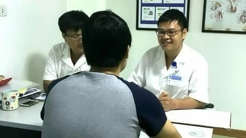 Xuất tinh ra máu có nguy hiểm không?- Ảnh 1. Bác sĩ khoa nam học tại một bệnh viện khám cho bệnh nhân - Ảnh: BVCC