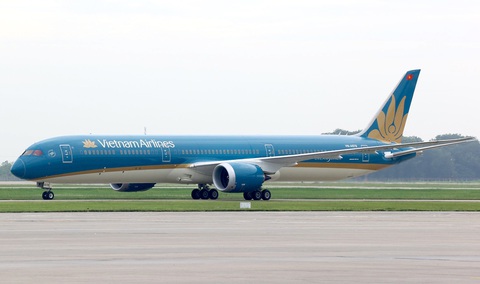 Vietnam Airlines nhận máy bay Boeing 787-10 về khai thác- Ảnh 1. Chiếc Boeing 787-10 hạ cánh xuống sân bay Nội Bài để gia nhập đội bay của Vietnam Airlines - Ảnh: TRẦN HUY HÙNG