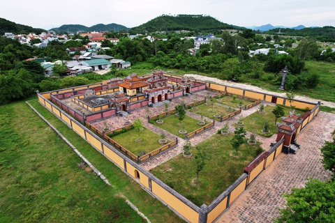 Cận cảnh nơi an nghỉ của vị vua triều Nguyễn chỉ ở ngôi 3 ngày- Ảnh 4. Khu vực an táng của vua Dục Đức và Tư Minh Huệ Hoàng Hậu ở An Lăng - Ảnh: NHẬT LINH