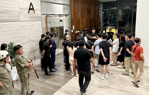 Sau gần một năm dán thông báo cấm AirBnb hoạt động, tối 8-7, ban quản lý chung cư Millennium (quận 4, TP.HCM) hạ quyết tâm ngăn chặn mô hình cho thuê ngắn hạn theo ngày. Trong ảnh: bảo vệ ngăn không cho khách thuê ngắn hạn bước vào (có Công an phường 6 và dân phòng giữ trật tự) - Ảnh: T.T.D. Cấm căn hộ chung cư dùng để kinh doanh: Cần giải pháp quản lý phù hợp- Ảnh 2.