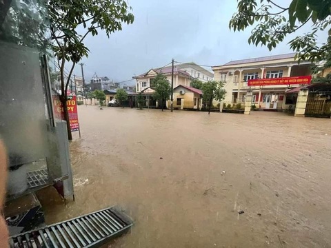 6 người chết do mưa lũ, sạt lở, nhiều tuyến đường ách tắc- Ảnh 2. Mưa lớn gây ngập lụt ở huyện Định Hóa (Thái Nguyên) chiều 30-7 - Ảnh: Q.CHI