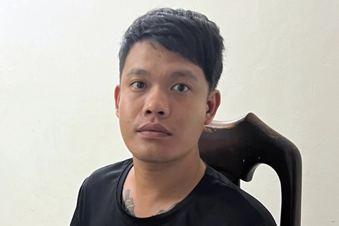 Cơ quan Cảnh sát điều tra Công an TP Nha Trang (tỉnh Khánh Hòa) đã thực hiện lệnh bắt người bị giữ trong trường hợp khẩn cấp đối với Hồ Liêu Châu - Ảnh: NGUYỄN TOÀN Cơ quan cảnh sát điều tra Công an TP Nha Trang (tỉnh Khánh Hòa) đã thực hiện lệnh bắt người bị giữ trong trường hợp khẩn cấp đối với Hồ Liêu Châu - Ảnh: NGUYỄN TOÀN