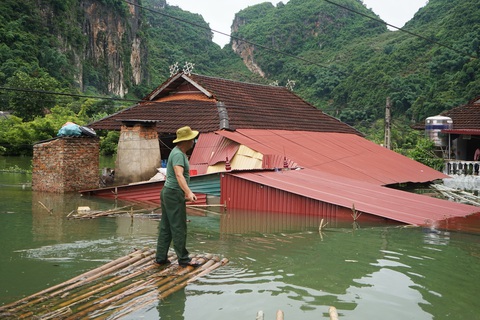 Bản miền núi bị ngập thành hồ, dân chia nhau từng chai nước- Ảnh 7. Dự báo thời tiết tiếp tục có mưa, người dân Phiêng Nghè lo lắng nước tiếp tục dâng khi họ chưa có chỗ sơ tán - Ảnh: VŨ TUẤN
